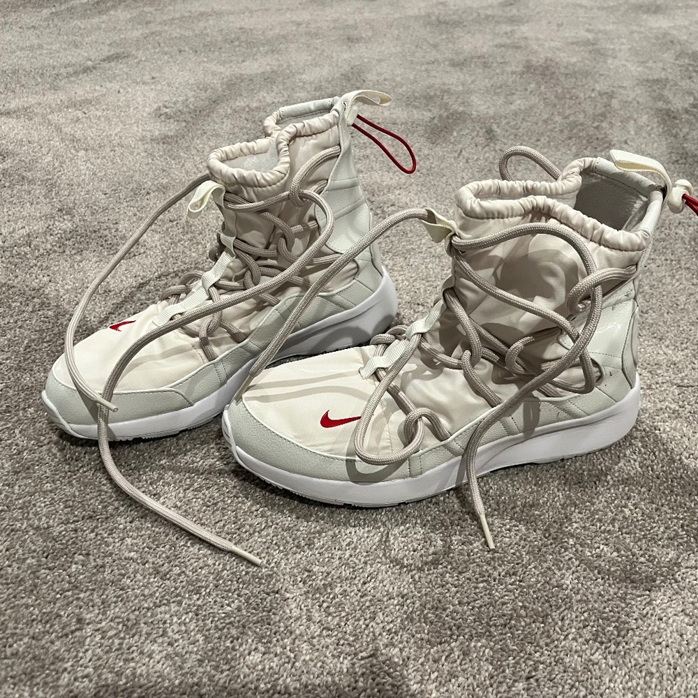 Nike Tanjun High Rise Phantam/Red/Sand AO0355-005 boot size 10